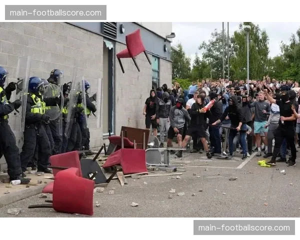 英国警方就欧冠比赛期间网络上的种族歧视言论展开新一轮抓捕行动。 英国警方就欧冠比赛期间网络上的种族歧视言论展开新一轮抓捕行动。