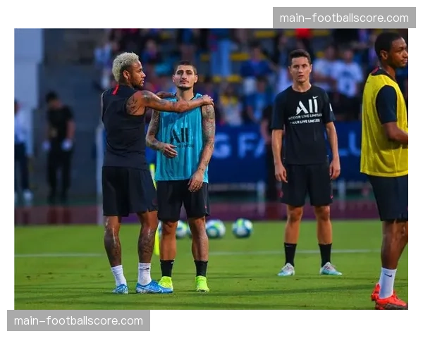 告别时刻：即将离队的巴黎老将维拉蒂绕场一周，向球迷挥手致意