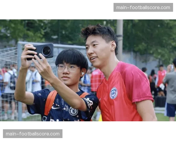 赛前训练开放日，超过万名水晶宫球迷到场为球队保级加油